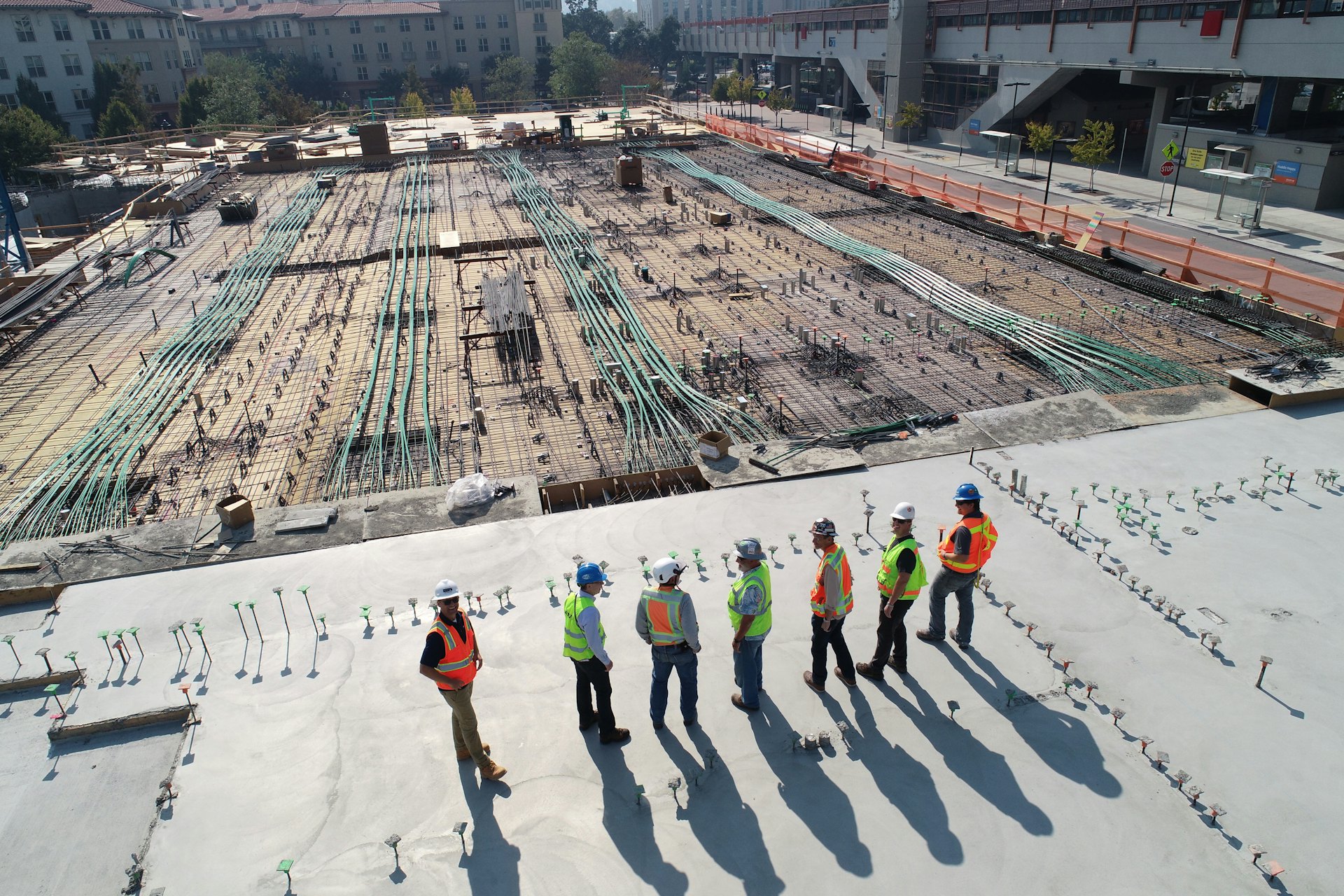 Tim pengawas di atas pelat beton proyek konstruksi