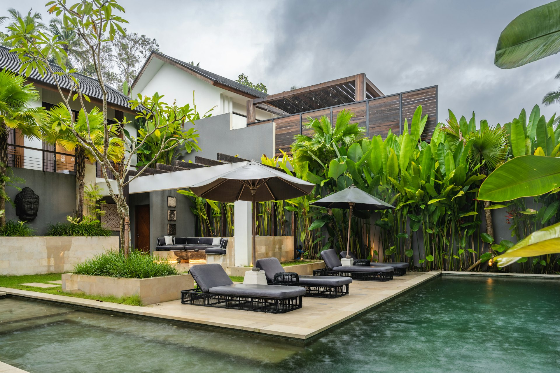 Resort tropis dengan kolam dan taman