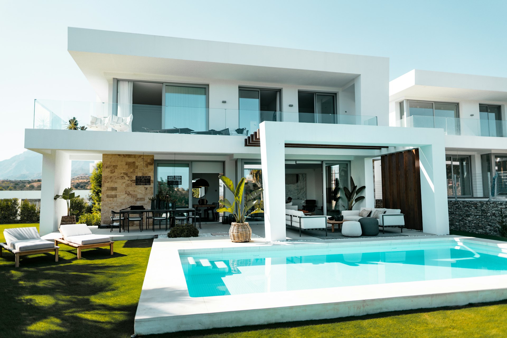 Villa modern dengan kolam renang